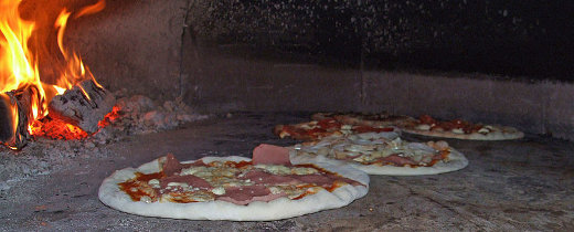 Delicious Italian Pizza in a wood fired Pizza Oven - Source:wikimedia Pizza Oven